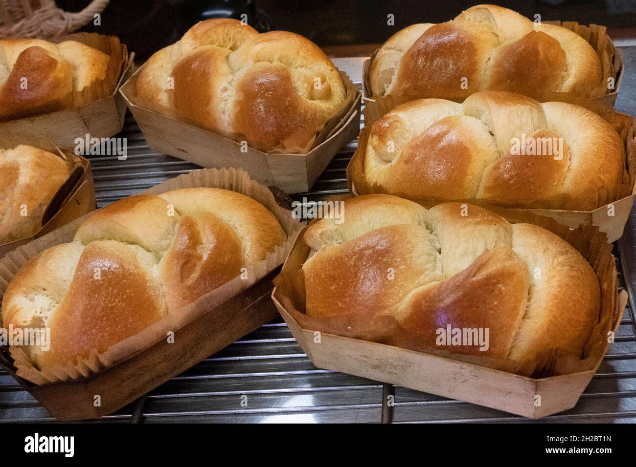 Pain de brioche fraîchement cuit par Laurine Devanne de la boulangerie de l’Océan, Ciboure, France Banque D'Images