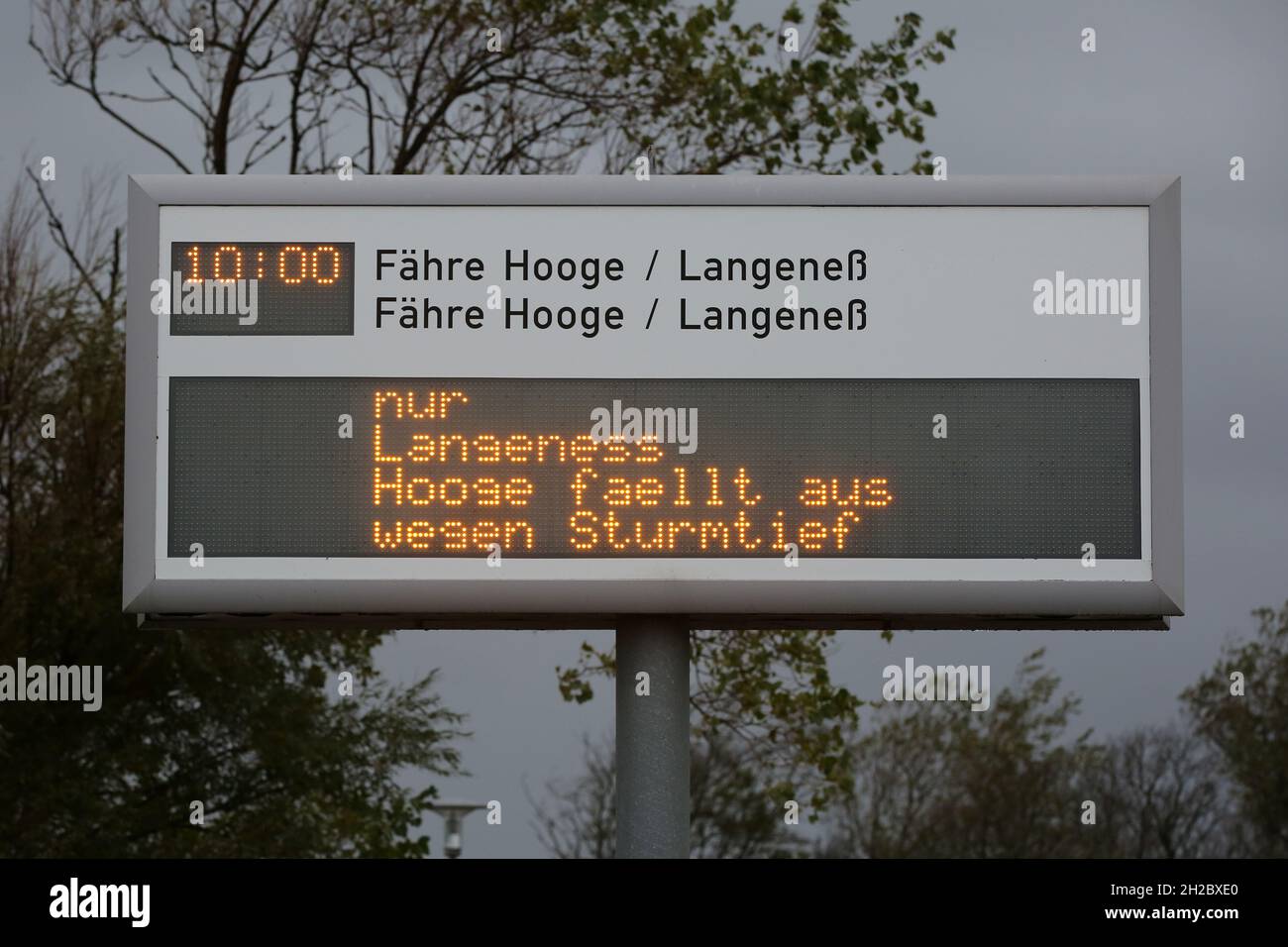 21 octobre 2021, Schleswig-Holstein, Schlüttsiel : sur un panneau d'affichage, l'annulation des ferries à destination de Hooge est annoncée en raison des rafales de tempête.Plusieurs bas orageux passent au-dessus du Schleswig-Holstein jeudi.Photo: Bodo Marks/dpa Banque D'Images