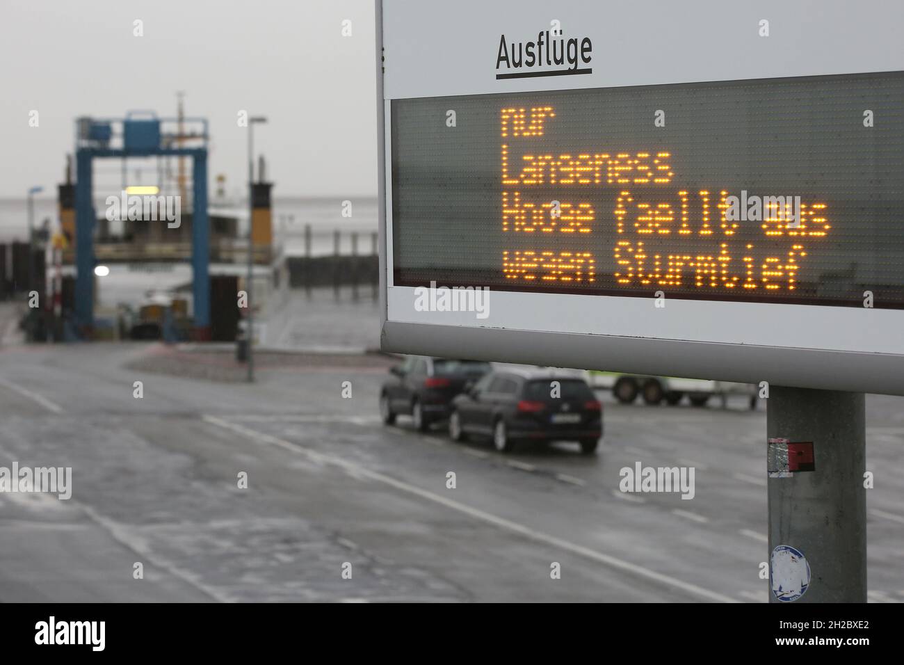 21 octobre 2021, Schleswig-Holstein, Schlüttsiel: Sur un panneau d'affichage, l'annulation des ferries à destination de Hooge est annoncée en raison des graves tempêtes.Plusieurs niveaux de tempête passent au-dessus du Schleswig-Holstein jeudi.Photo: Bodo Marks/dpa Banque D'Images