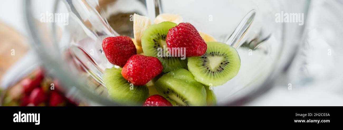 Vue en grand angle des fruits frais dans le mixeur de la cuisine, bannière Banque D'Images