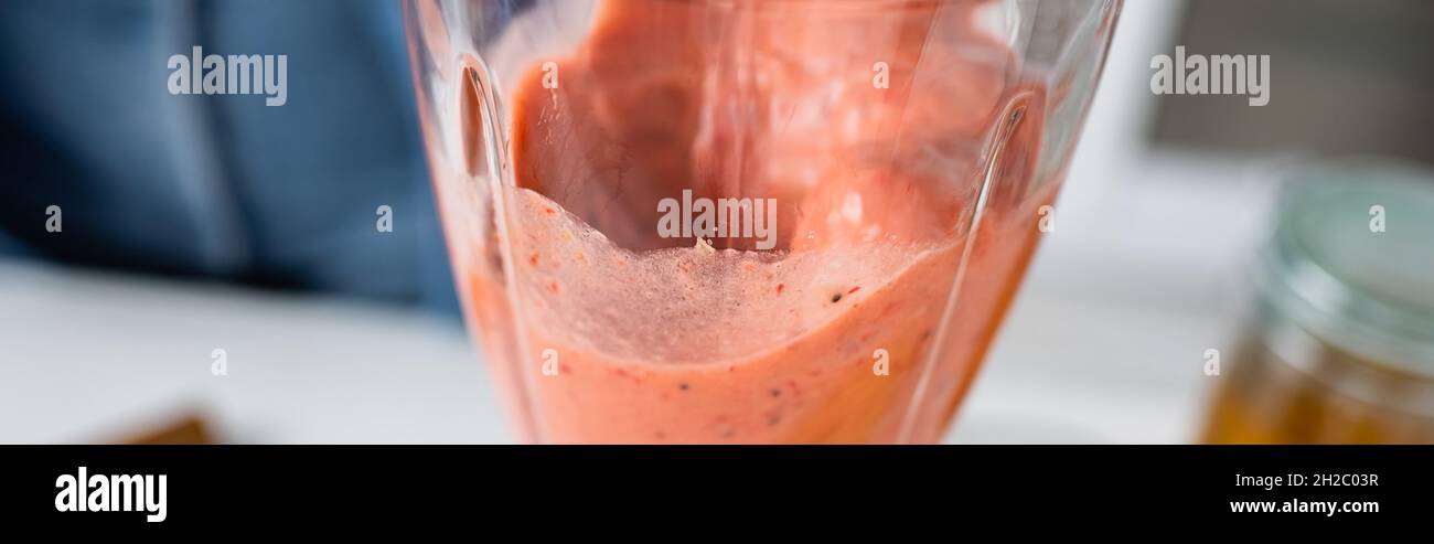 Vue rapprochée du smoothie aux fruits dans le mixeur de la cuisine, bannière Banque D'Images
