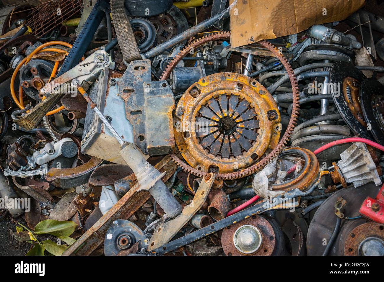 Pile de pièces de vieilles voitures abandonnées sur un tas de déchets. Banque D'Images