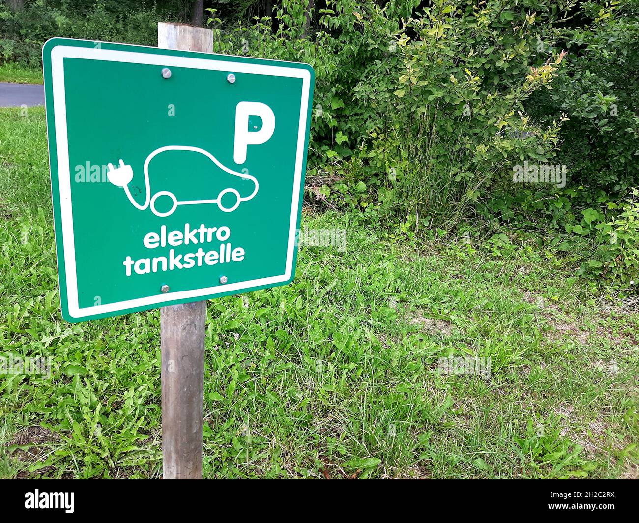 Panneau de stationnement, station de recharge électronique, Allemagne Banque D'Images