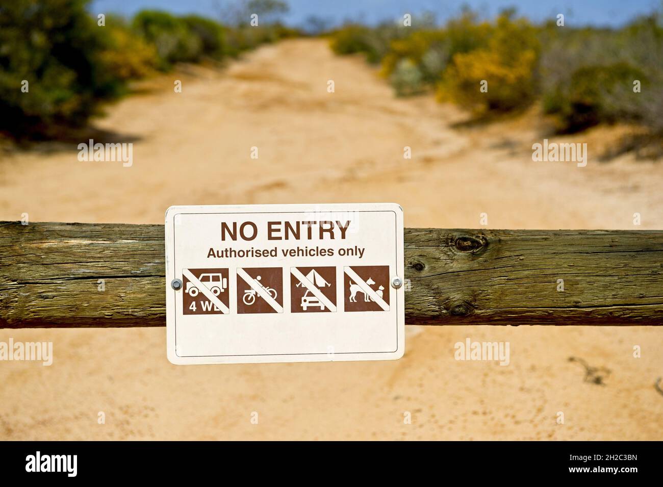 Panneau d'interdiction sur une route à poussière dans le parc national de Kalbarri, Australie, Australie occidentale Banque D'Images