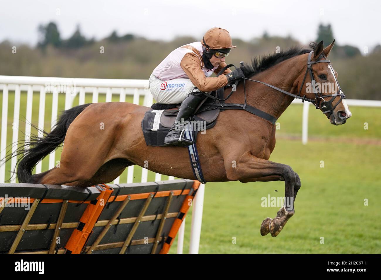 Photo du dossier datée du 26-03-2021 de Harry Skelton Riding Faisoir franchir la dernière clôture sur leur chemin pour gagner l'obstacle de Victor Betnovices à l'hippodrome de Newbury.Cela fait un moment, mais un sentiment de normalité reviendra vendredi à Cheltenham lorsqu'il organise une réunion sans aucune restriction de la foule - et Faisoir peut fixer un premier jalon pour mars.Date de publication : jeudi 21 octobre 2021. Banque D'Images