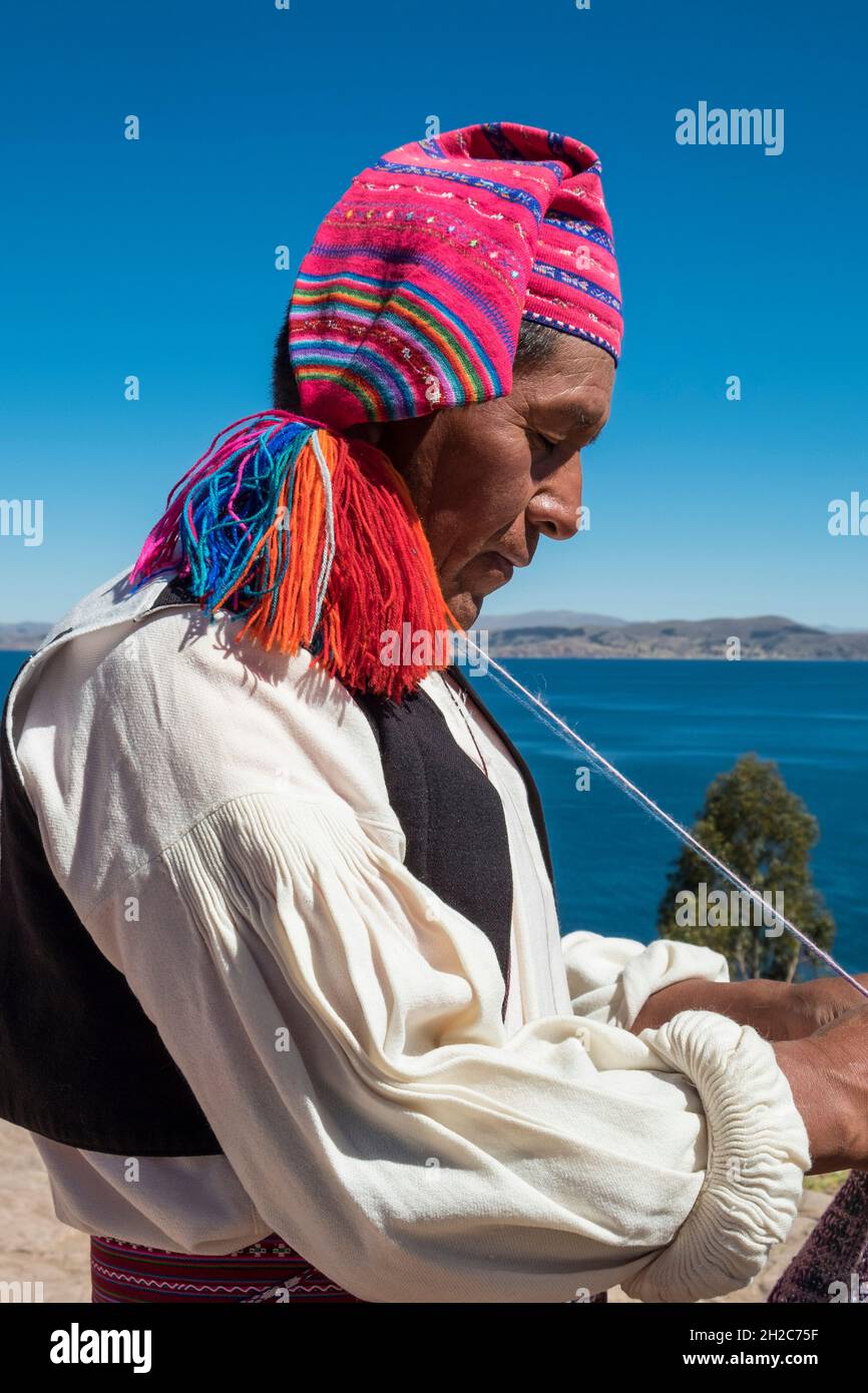 Taquileno tricote, l'île de Taquile, lac Titicaca, Pérou Banque D'Images