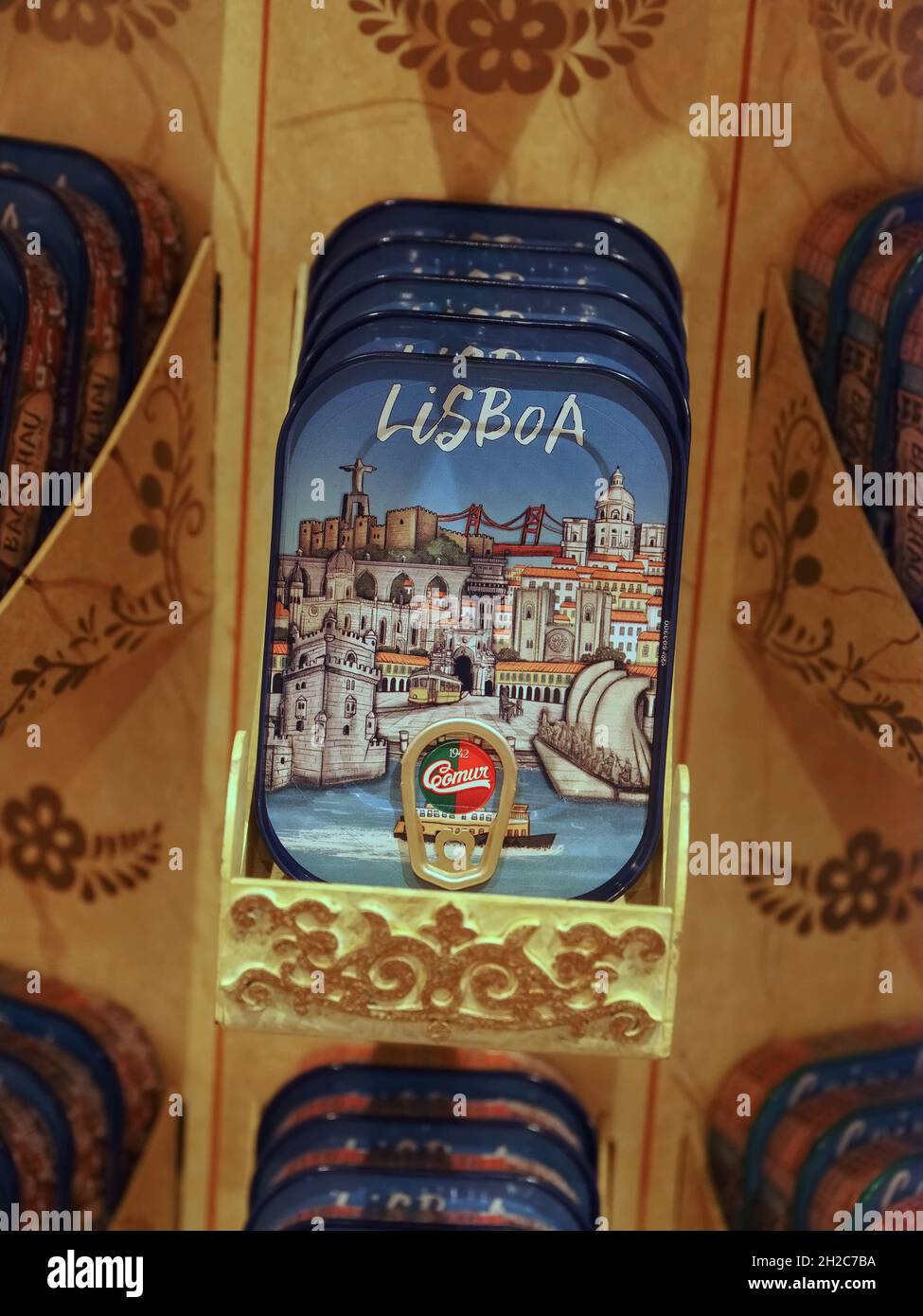 Beaucoup de boîtes de poisson dans la boutique Comur 1942 à Lisbonne au Portugal Banque D'Images