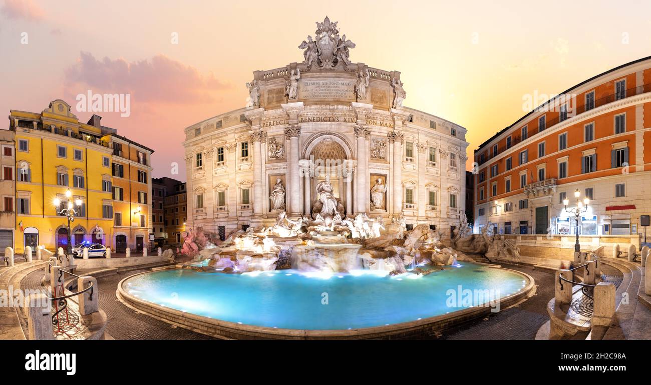 Fontaine de Trevi au lever du soleil magnifique vue complète, Rome, Italie, pas de gens. Banque D'Images