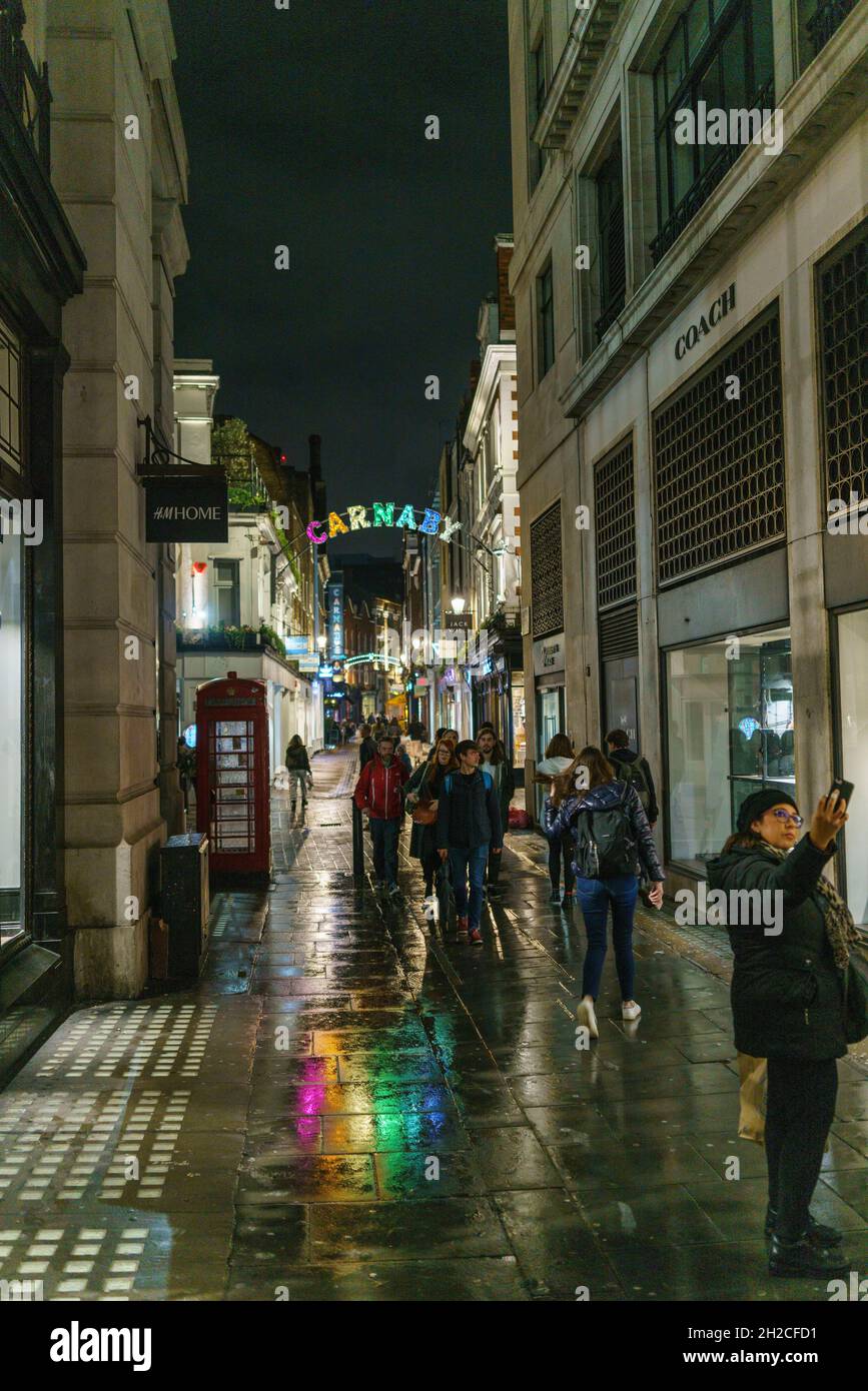 Photographie de rue montrant des rues humides de Londres la nuit Banque D'Images
