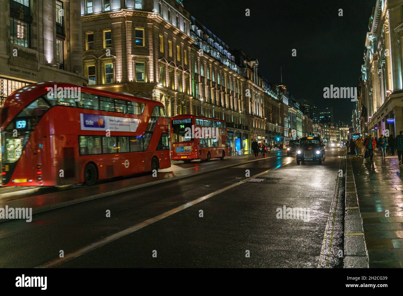 Photographie de rue montrant des rues humides de Londres la nuit Banque D'Images