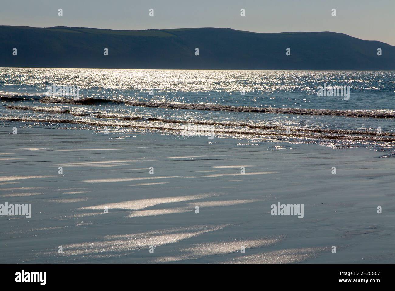 La plage de sable de Woolacombe sur la côte nord du Devon, Angleterre, près du South West Coast Path, populaire auprès des surfeurs. Banque D'Images