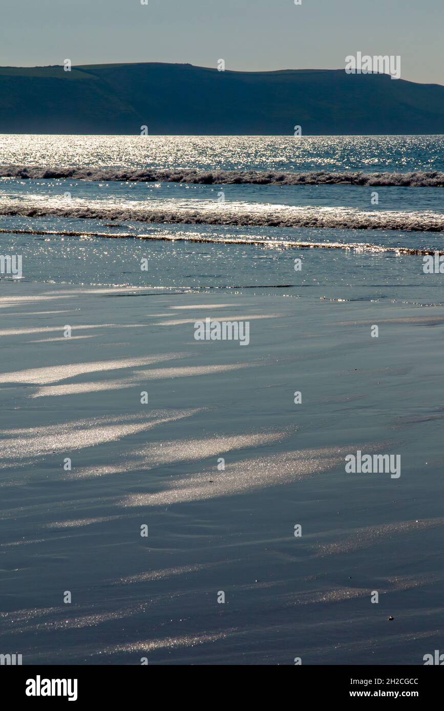 La plage de sable de Woolacombe sur la côte nord du Devon, Angleterre, près du South West Coast Path, populaire auprès des surfeurs. Banque D'Images