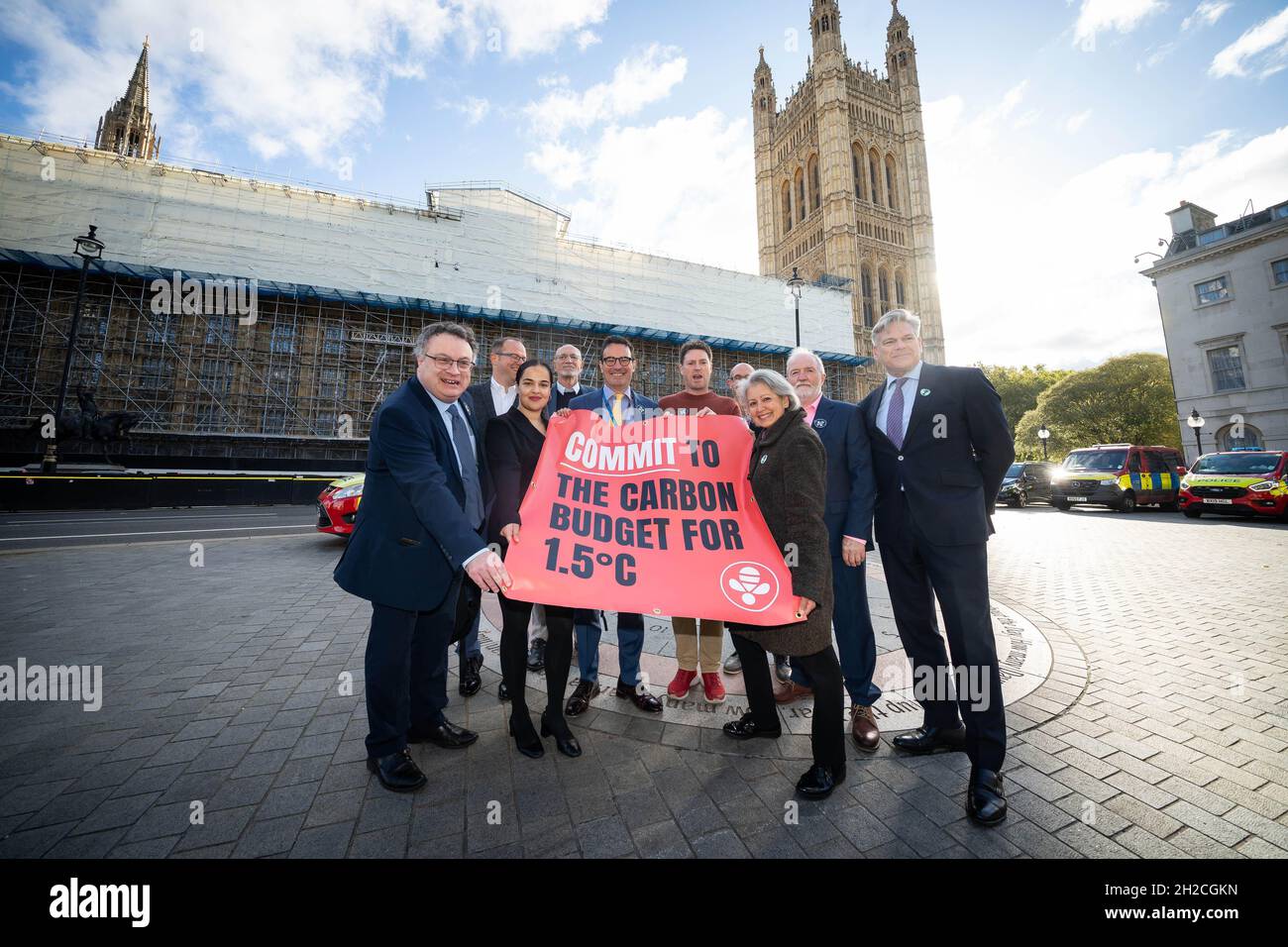 USAGE ÉDITORIAL SEULS les députés et les pairs après la remise d'une pétition au 10 Downing Street, Londres, appelant le Premier ministre à s'engager à mettre en œuvre trois politiques sur le changement climatique comme résultat de la COP26 et de la COP15,Dans le cadre de la campagne « trois résultats que nous ne pouvons pas atteindre » de Zero Hour.Date de la photo: Jeudi 21 octobre 2021. Banque D'Images