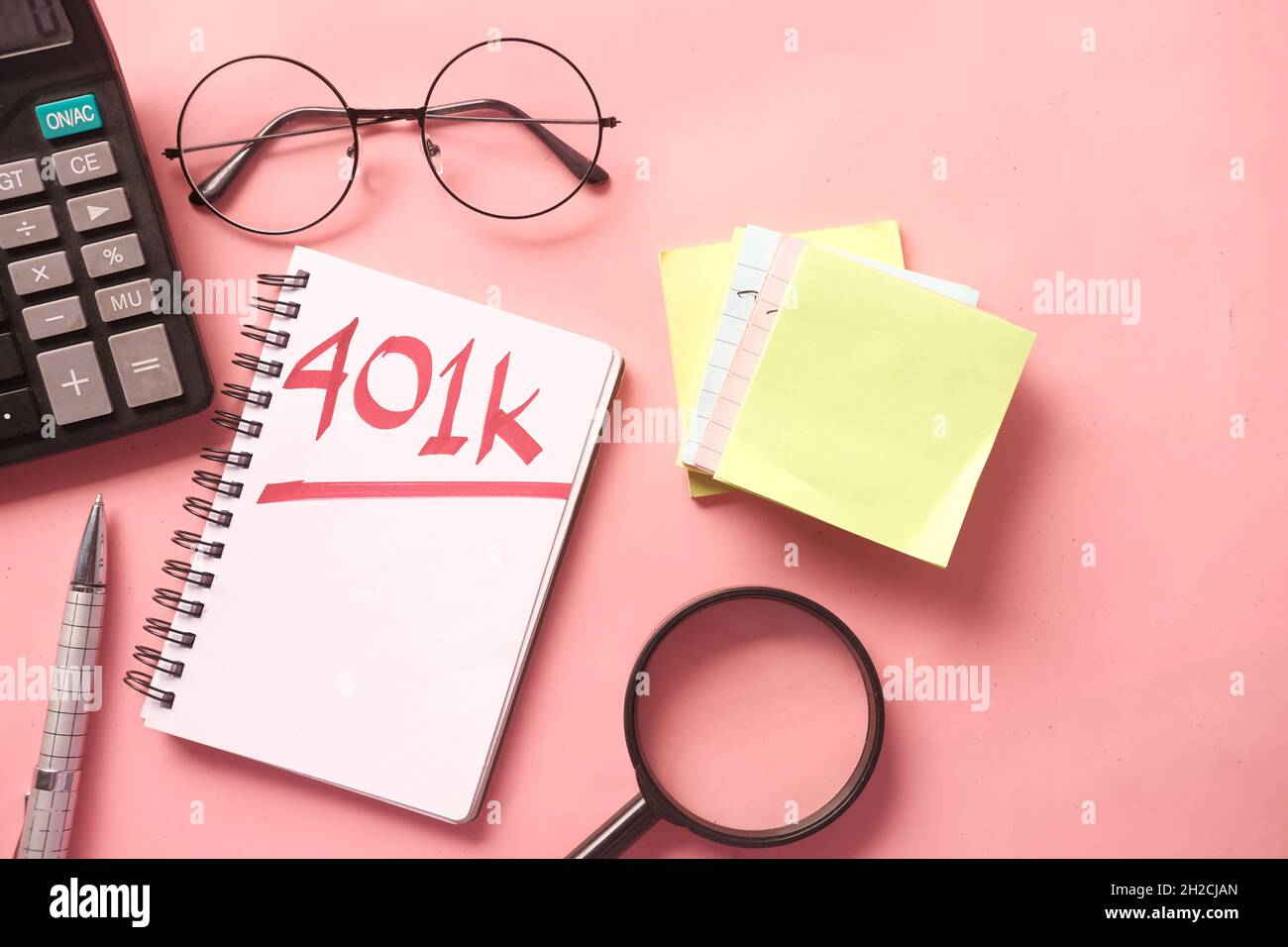 Bloc-notes avec le mot 401k sur fond rose, gros plan , Banque D'Images