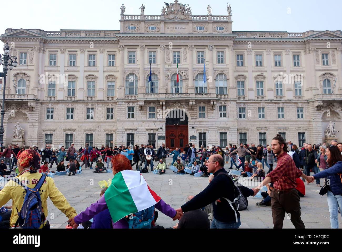 Trieste, Italie.20 octobre 2021.'No Green Pass' manifestation non violente à piazza dell'Unità, Trieste, Italie, le 20 octobre 2021.Les manifestants contre le « Green Pass », le certificat de vaccination Covid 19, sont en train de s'asseoir à Trieste.En Italie, le Green Pass est obligatoire depuis le 15 octobre 2021 pour tous les employés.Trieste est devenue la capitale des militants du « No Green Pass » qui demandent au gouvernement italien de laisser les gens se faire vacciner ou non et d'abolir le Green Pass.(Photo d'Elisa Gestri/Sipa USA) crédit: SIPA USA/Alay Live News Banque D'Images