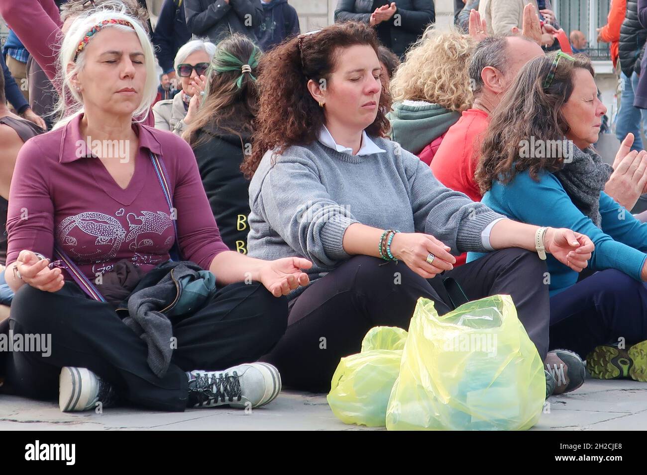 Trieste, Italie.20 octobre 2021.'No Green Pass' manifestation non violente à piazza dell'Unità, Trieste, Italie, le 20 octobre 2021.Les manifestants contre le « Green Pass », le certificat de vaccination Covid 19, sont en train de s'asseoir à Trieste.En Italie, le Green Pass est obligatoire depuis le 15 octobre 2021 pour tous les employés.Trieste est devenue la capitale des militants du « No Green Pass » qui demandent au gouvernement italien de laisser les gens se faire vacciner ou non et d'abolir le Green Pass.(Photo d'Elisa Gestri/Sipa USA) crédit: SIPA USA/Alay Live News Banque D'Images