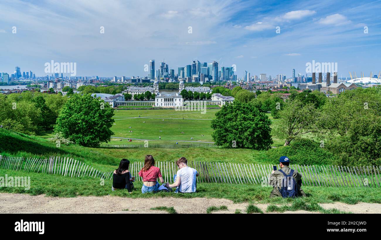 Un petit groupe de personnes regardant la vue panoramique de la ville de Londres depuis Greenwich Banque D'Images