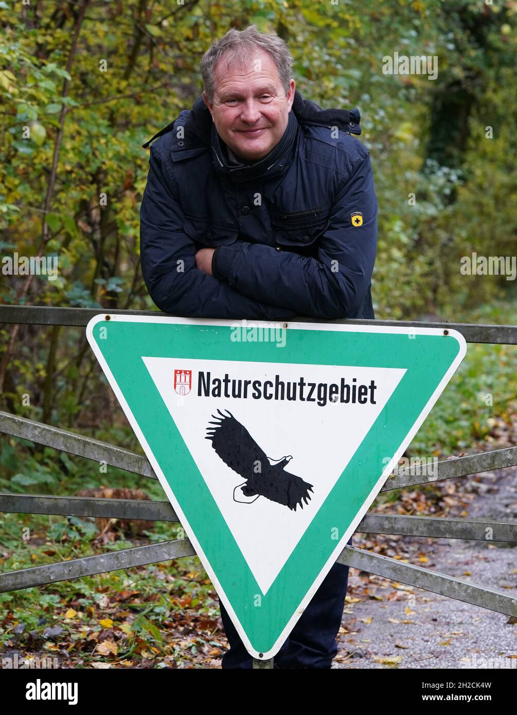 Hambourg, Allemagne.21 octobre 2021 : Jens Kerstan (Bündnis 90/Die Grünen), sénateur pour l'environnement, le climat, l'énergie et l'agriculture à Hambourg, se trouve à côté d'un panneau indiquant « Réserve naturelle » dans la réserve naturelle de Boberger Niederung.Le Sénat a approuvé l'initiative populaire « préserver les verts de Hambourg » visant à mettre en place un service de garde-forestier pour améliorer encore les soins des réserves naturelles.Selon les informations, il y a 36 réserves naturelles à Hambourg.C'est près de dix pour cent de la région de l'État.Entre autres choses, les Rangers doivent fournir des informations dans les domaines de l'importance de la rp Banque D'Images