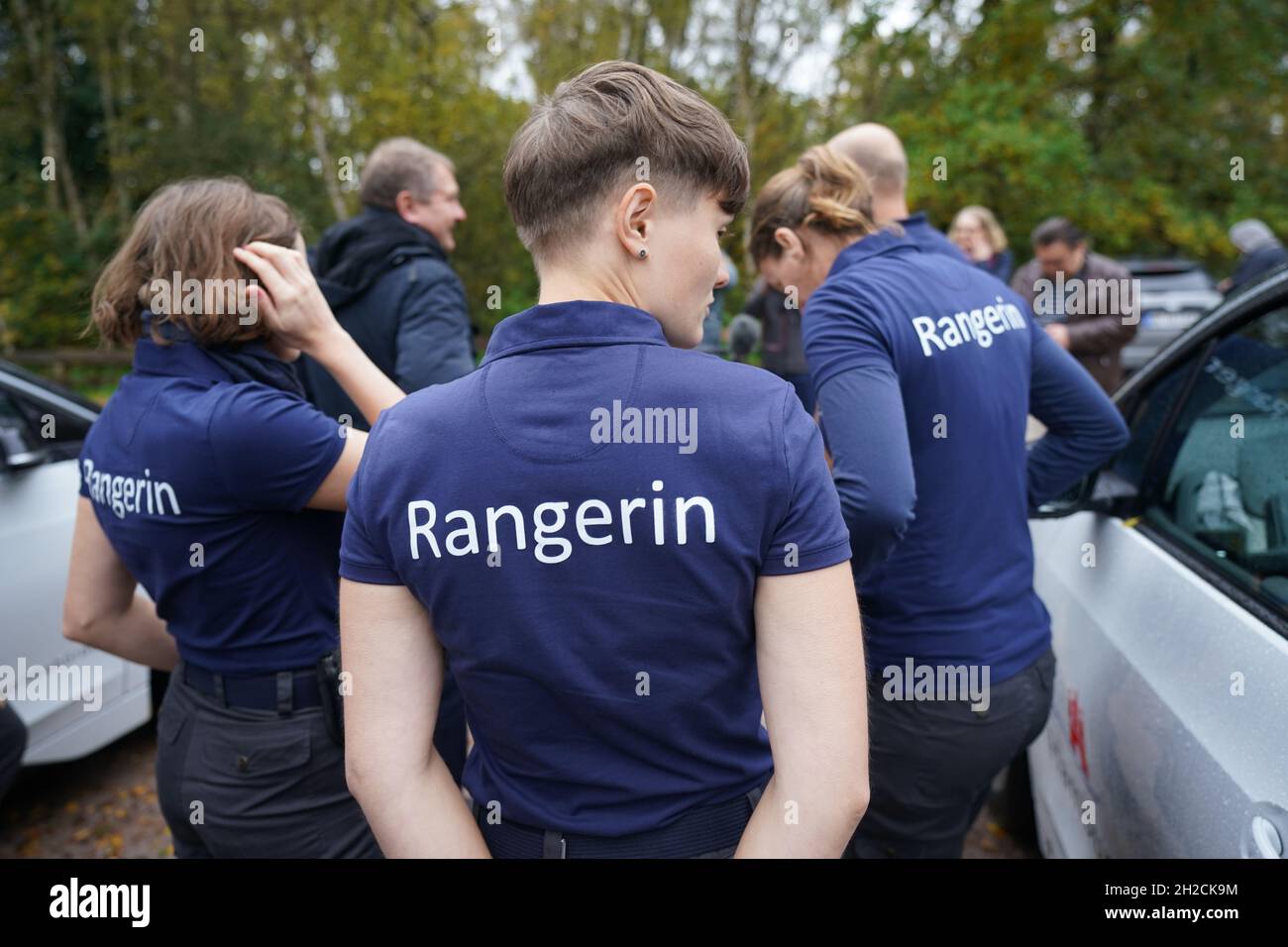 Hambourg, Allemagne.21 octobre 2021.Les Rangers se tiennent dans un parking de la réserve naturelle de Boberger Niederung.Avec l'initiative populaire « préserver les verts de Hambourg », le Sénat a accepté de mettre en place un service de garde-forestier pour améliorer encore les soins des réserves naturelles.Selon les informations, il y a 36 réserves naturelles à Hambourg.C'est près de dix pour cent de la région de l'État.Entre autres choses, les Rangers doivent fournir des renseignements dans les domaines sur l'importance de la nature protégée et veiller à ce que les règles applicables soient respectées.Credit: Marcus Brandt/dpa/Alay Live News Banque D'Images