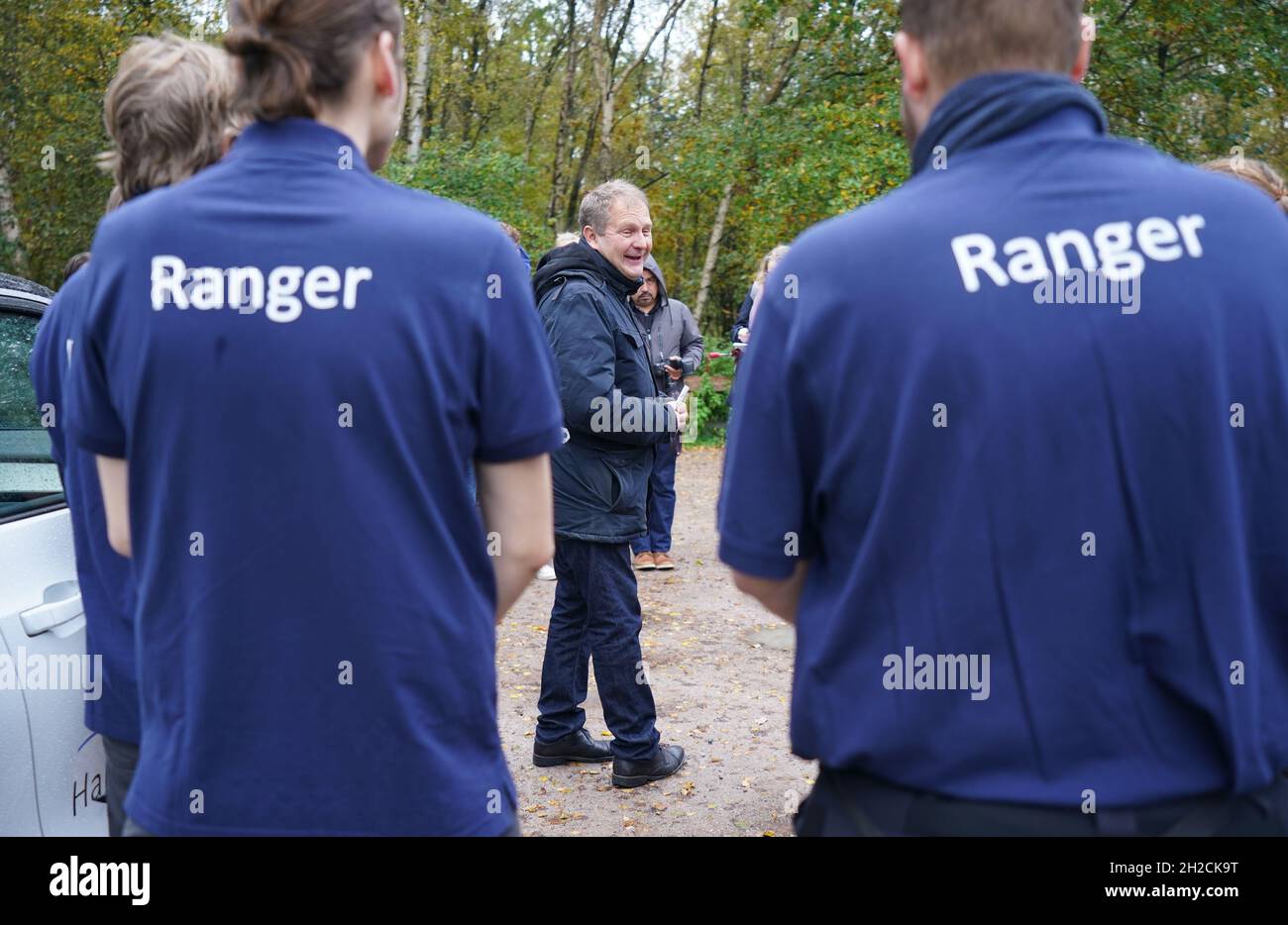 Hambourg, Allemagne.21 octobre 2021: Jens Kerstan (M, Bündnis 90/Die Grünen), sénateur pour l'environnement, le climat, l'énergie et l'agriculture à Hambourg, s'entretient avec les Rangers de la réserve naturelle de Boberger Niederung.Avec l'initiative populaire « préserver les verts de Hambourg », le Sénat a accepté de mettre en place un service de garde-forestier pour améliorer encore les soins des réserves naturelles.Selon les informations, il y a 36 réserves naturelles à Hambourg.C'est près de dix pour cent de la région de l'État.Entre autres choses, les Rangers doivent fournir des informations dans les zones sur l'importance de la nature protégée an Banque D'Images