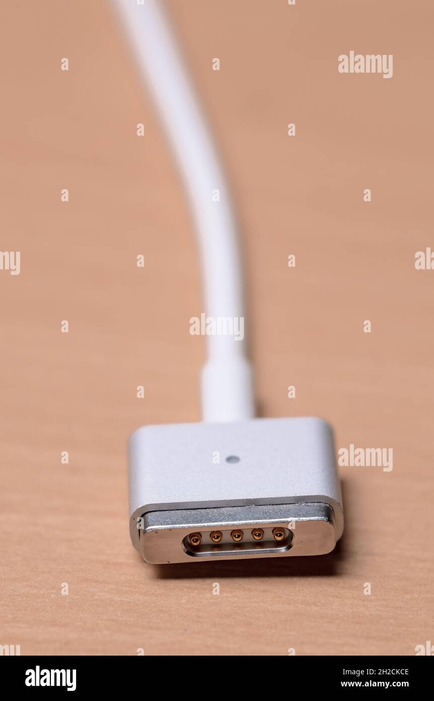 Gros plan du connecteur d'alimentation Apple MagSafe 2 pour MacBook Pro sur  un bureau en bois Photo Stock - Alamy