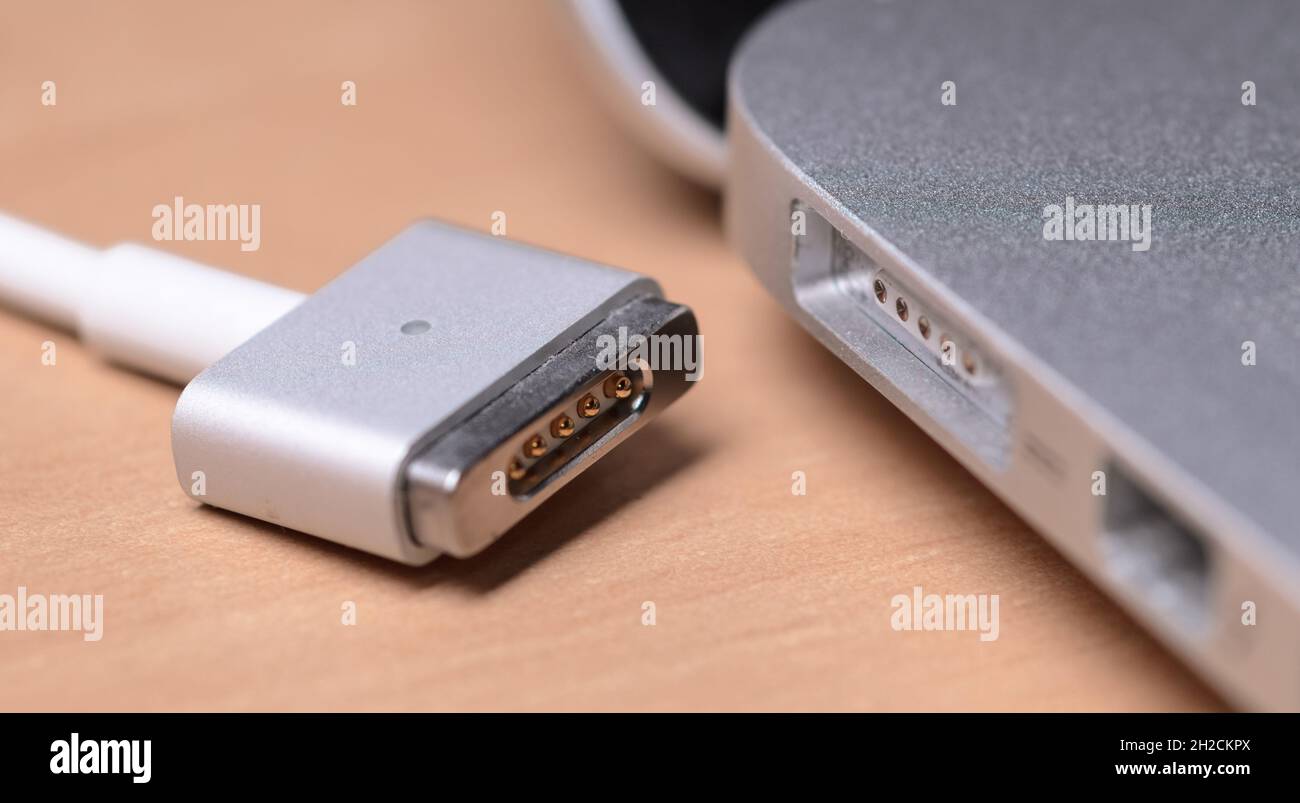 Gros plan du connecteur d'alimentation Apple MagSafe 2 pour MacBook Pro sur  un bureau en bois Photo Stock - Alamy