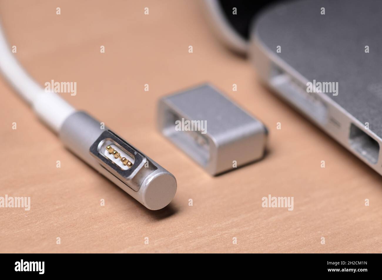 Gros plan du connecteur d'alimentation Apple MagSafe et du convertisseur  pour MacBook Pro sur un bureau en bois Photo Stock - Alamy
