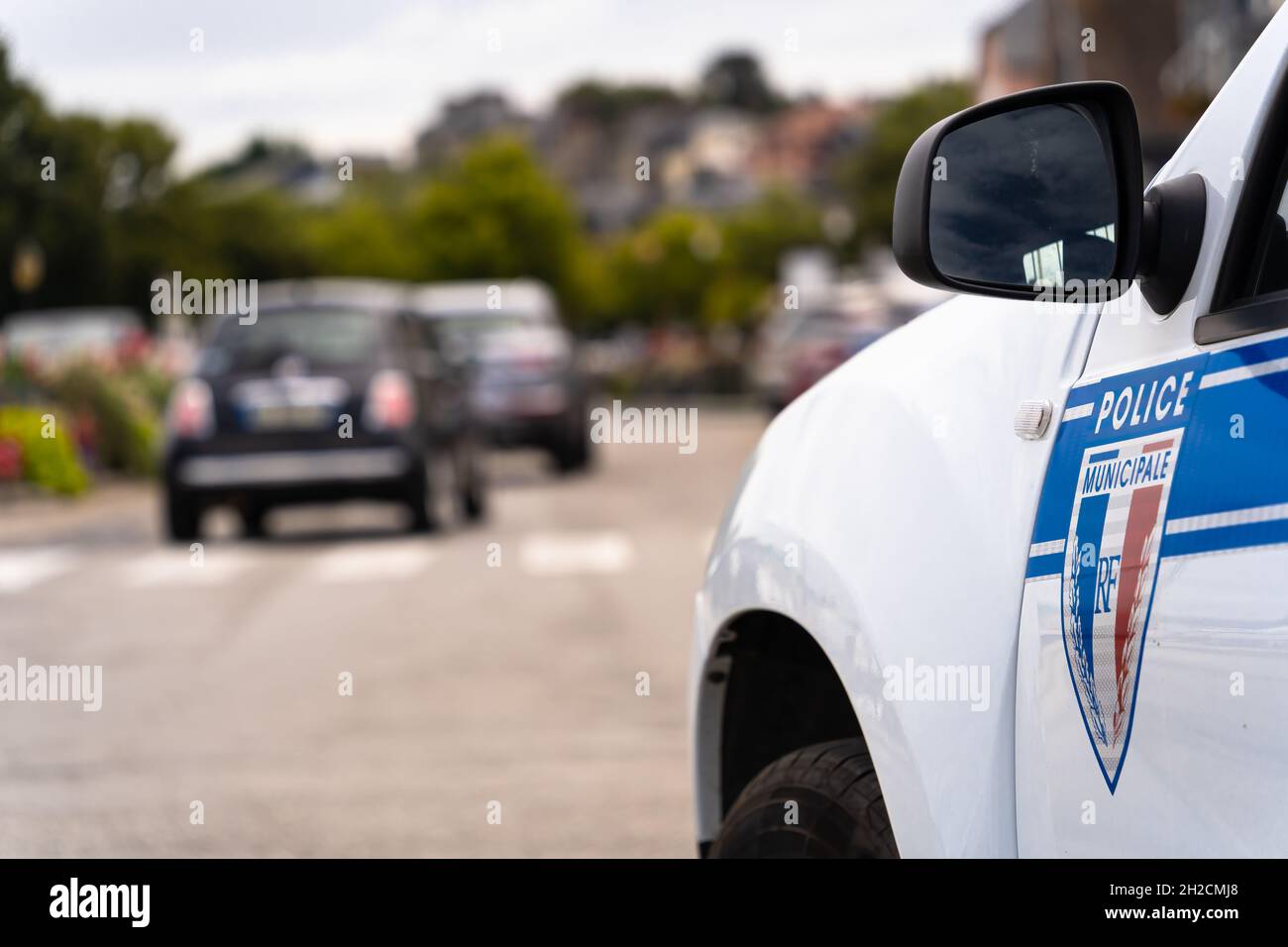 Honfleur, France - 4 août 2021 : une voiture blanche de la police municipale française qui contrôle la circulation. Banque D'Images