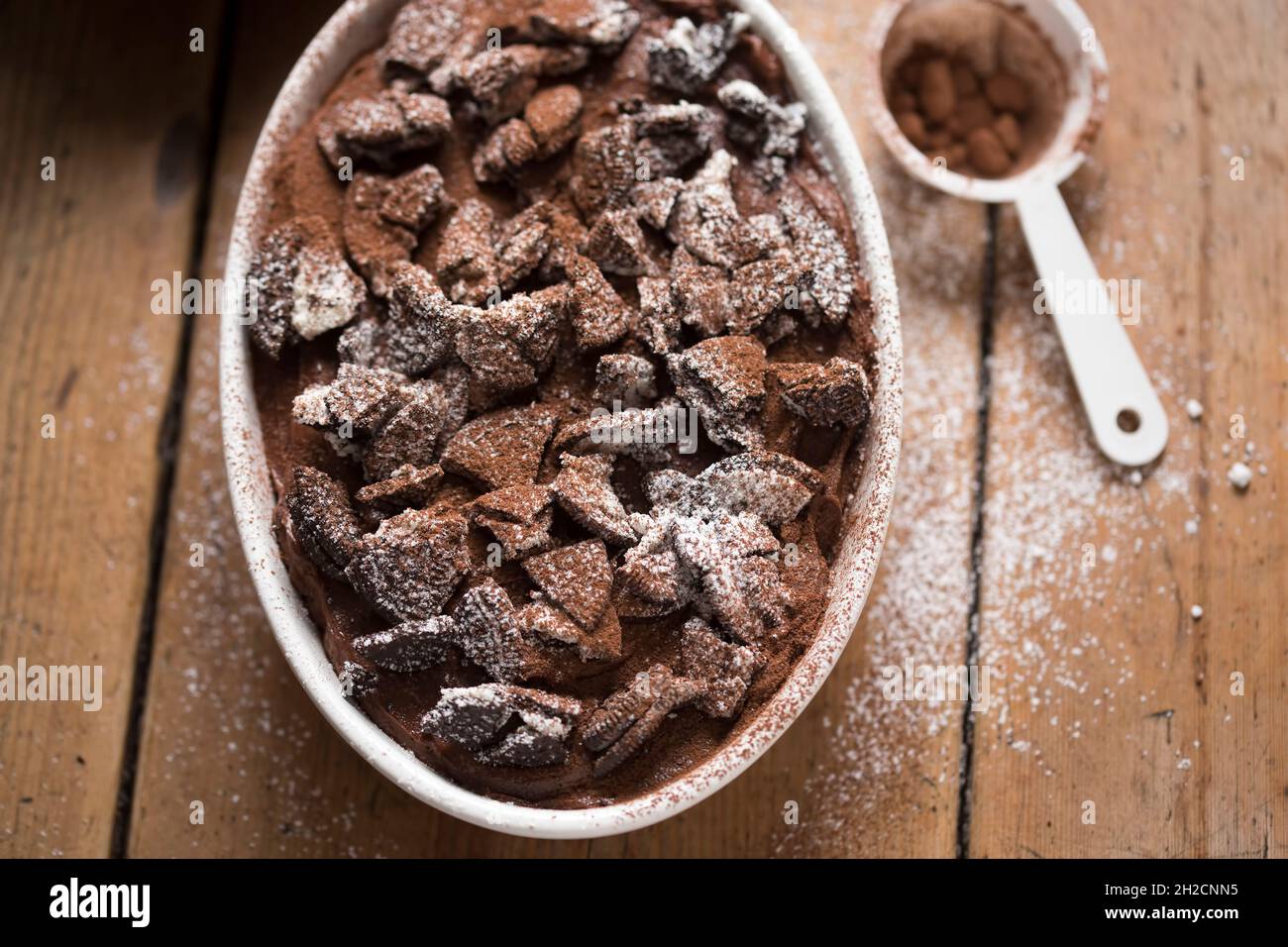 Cheesecake au chocolat sans cuisson avec biscuits au chocolat Banque D'Images