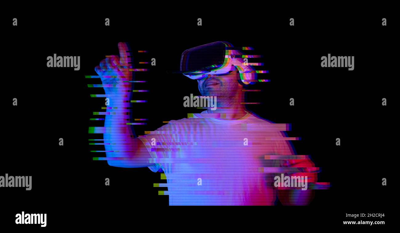 Jeune homme utilisant des lunettes vr avec effet de glitch. Nouveau métaverse du monde virtuel Banque D'Images