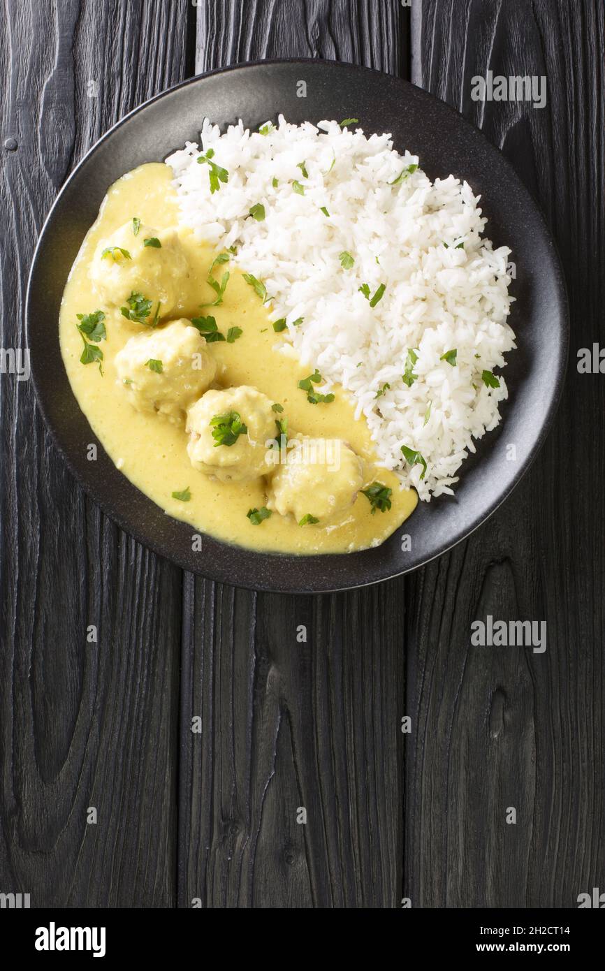 Boulettes de porc de Boller i Karry en curry doux avec riz dans la plaque sur la table.Vue verticale du dessus Banque D'Images
