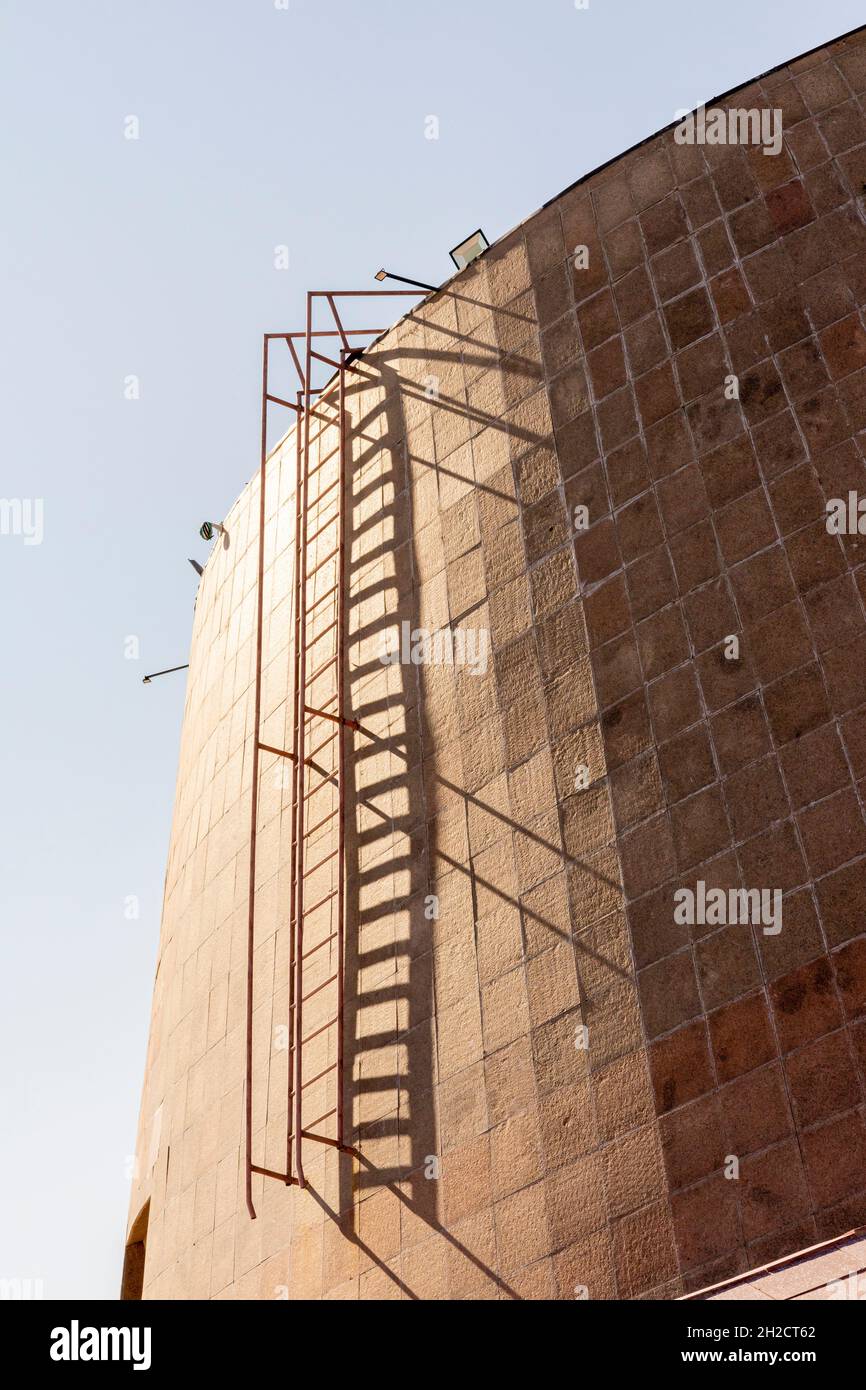 Détail du bâtiment du musée, sans fenêtres, symbolisant la boîte de la tristesse.Complexe commémoratif ALZHIR des répressions politiques à Akmola, Kazakhstan Banque D'Images