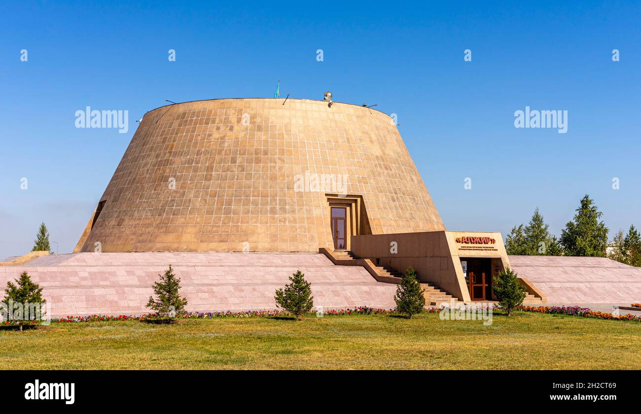 Le bâtiment du musée, sans fenêtres, symbolisant la boîte de la tristesse.Complexe commémoratif ALZHIR des répressions politiques à Akmola, Kazakhstan Banque D'Images