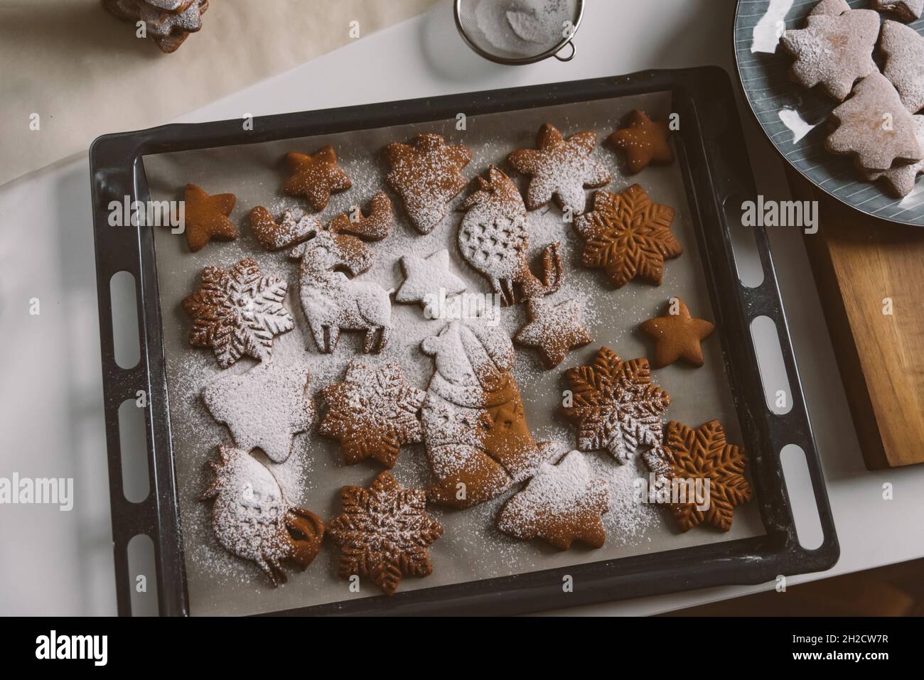 Assortiment de biscuits de pain d'épice de Noël sur plaque à pâtisserie, avec sucre en poudre Banque D'Images