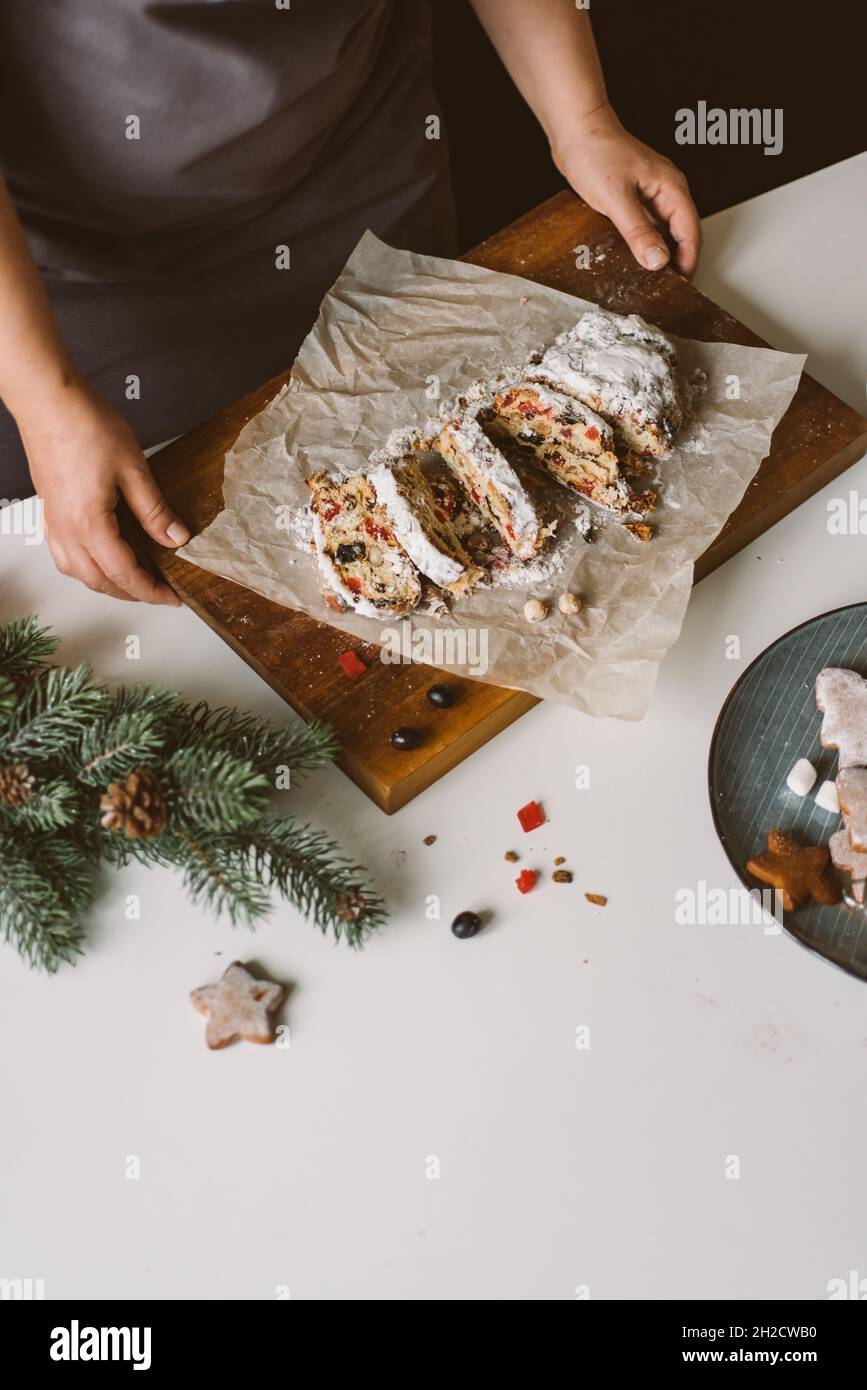 Le Baker sert des pâtisseries de Noël, du stollen sur du bois. Banque D'Images