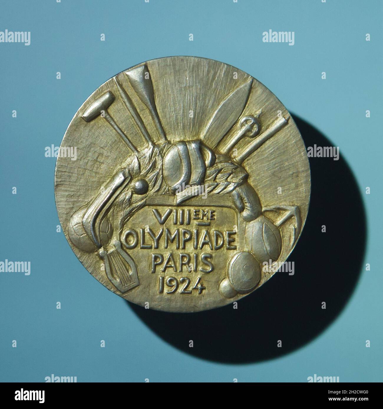 Médaille d'or olympique remportée par le gymnaste tchèque Bedřich Šupčík pour l'escalade de cordes aux Jeux Olympiques d'été 1924 à Paris, au Musée national (Národní muzeum) à Prague, République tchèque.Cette médaille conçue par le graveur de médailles français André Rivaud a été la première médaille d'or olympique remportée par le concurrent tchécoslovaque aux Jeux Olympiques.La médaille est en vue de la nouvelle exposition permanente du Musée national consacrée à l'histoire du XXe siècle. Banque D'Images