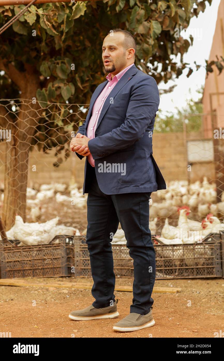 Gaziantep, Anatolie, Turquie.17 octobre 2021.Gaziantep, Turquie.19 octobre 2021.Mahmoud Koubais dans sa ferme dans la ville de Gaziantep, dans le sud du pays.Koubais a commencé à produire des oeufs à grande échelle avec son entreprise en expansion progressive pour inclure la culture de champignons, l'élevage de divers animaux d'élevage et la production de fourrage pour les animaux.La ferme s'est engagée à protéger l'environnement et à assurer la durabilité et s'est appuyée sur des conseils scientifiques pour poursuivre ces objectifs.La ferme est un exemple d'intégration réussie des familles syriennes qui s'installent en Turquie après avoir fui le conflit dans leur pays d'origine (CRE) Banque D'Images