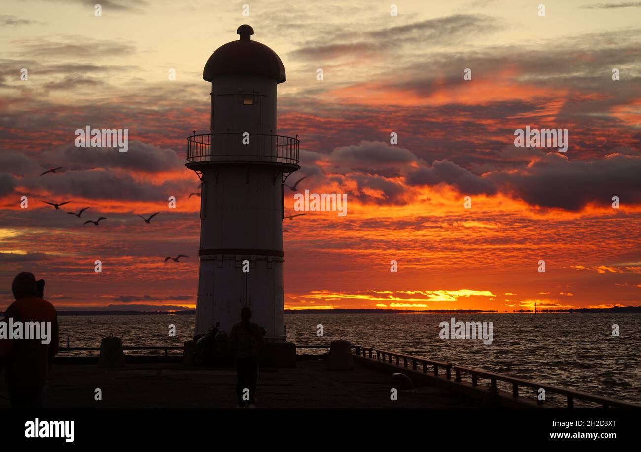 Montréal,Québec,Canada,octobre 18,2021.coucher de soleil sur le lac St-Louis à Lachine,Québec.Mario Beauregard/Alamy News Banque D'Images