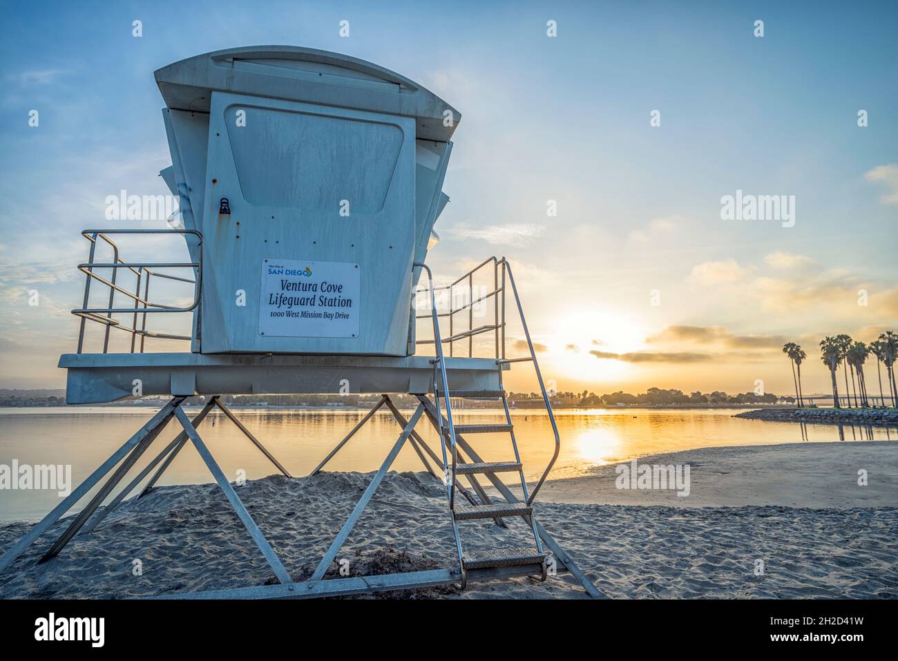 Tour des sauveteurs à Ventura Cove, un matin d'été.Mission Bay Park, San Diego, CA, États-Unis. Banque D'Images