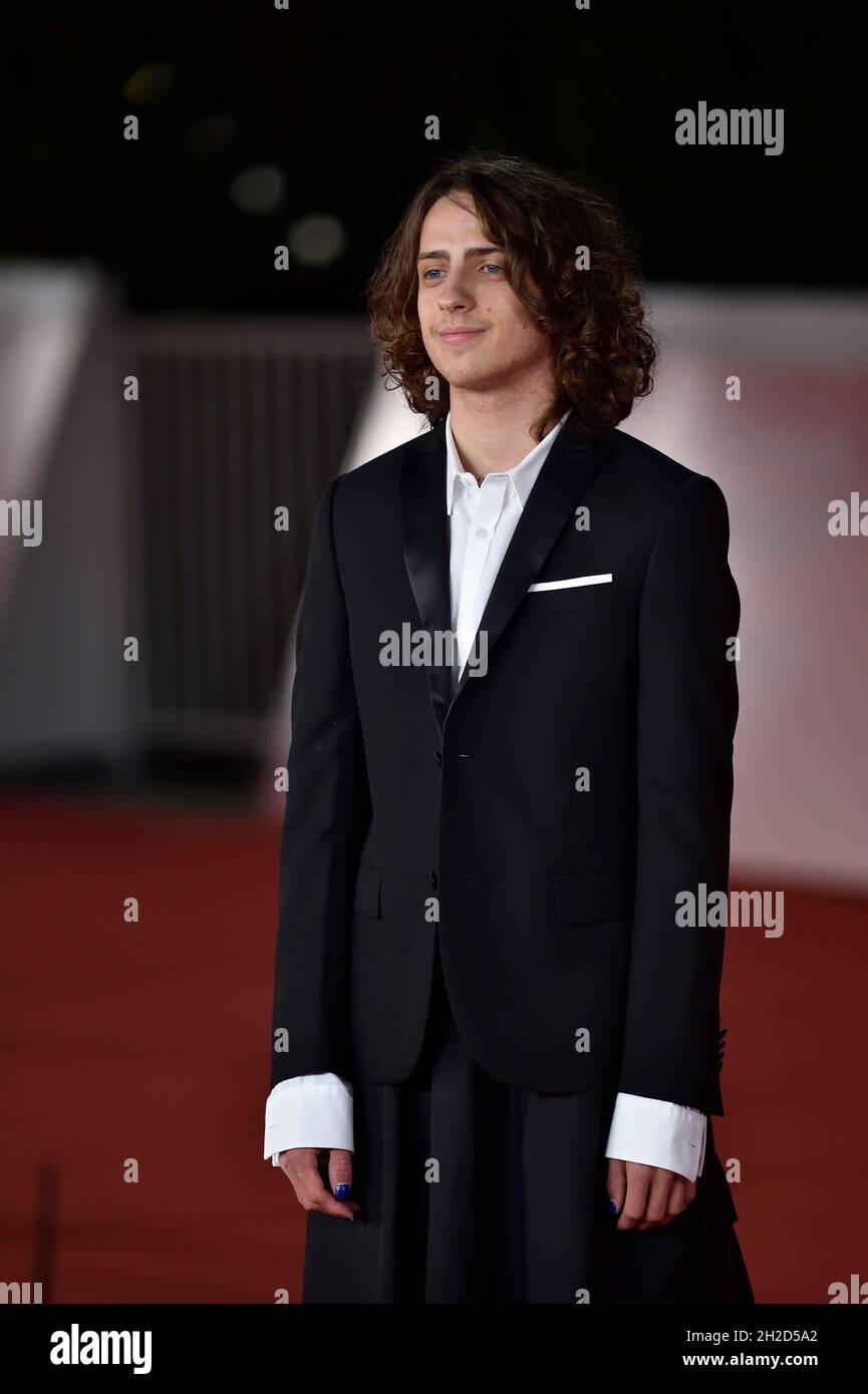 Roma, Italien.20 octobre 2021.ROME, ITALIE - OCTOBRE 20:Sangiovanni, assister au tapis rouge du film 'Caterina Caselli - una Vita, Cento Vite' lors du 16ème Festival du film de Rome 2021 le 20 octobre 2021 à Rome, Italie crédit: dpa/Alay Live News Banque D'Images