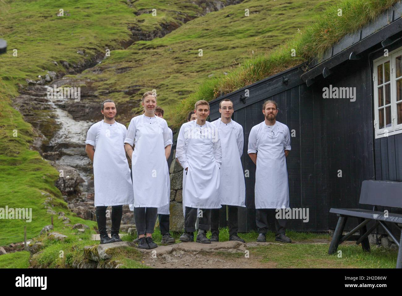 Groupe de chefs attendent les clients à l'arrivée au Koks, restaurant gastronomique à Leynar, l'île de Streymoy, les îles Féroé, la Scandinavie, l'Europe. Banque D'Images