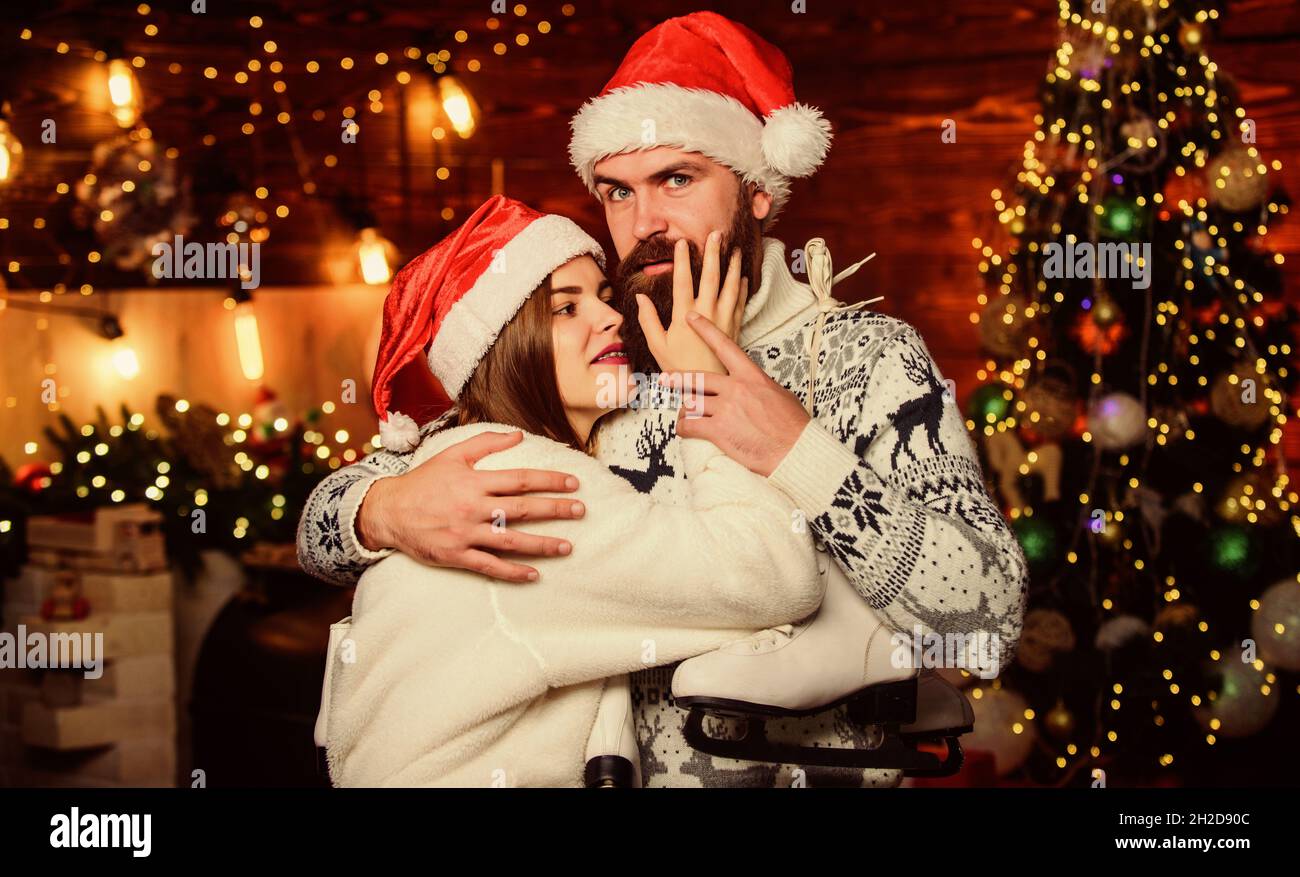 Tout Sur Le Joyeux Famille Amour Figure Patinage Couple Amoureux Homme Et Femme Chapeau De Pere Noel Joyeux Noel Couple Aimant Bonne Annee Hiver Photo Stock Alamy