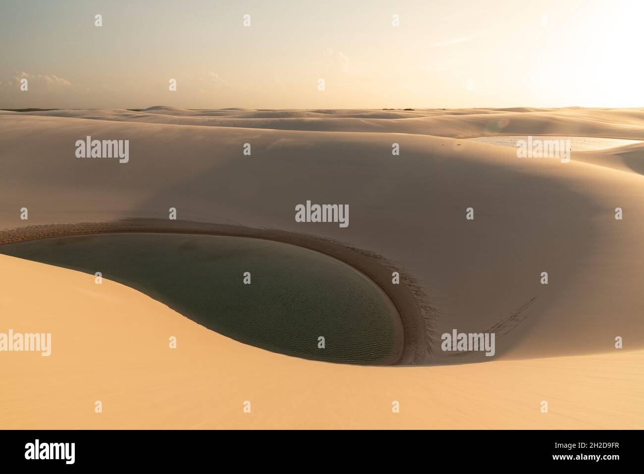 Belle vue au coucher du soleil sur la lagune d'eau de pluie sur les dunes de sable à Lençois Maranhenses, État de Maranhao, Brésil Banque D'Images