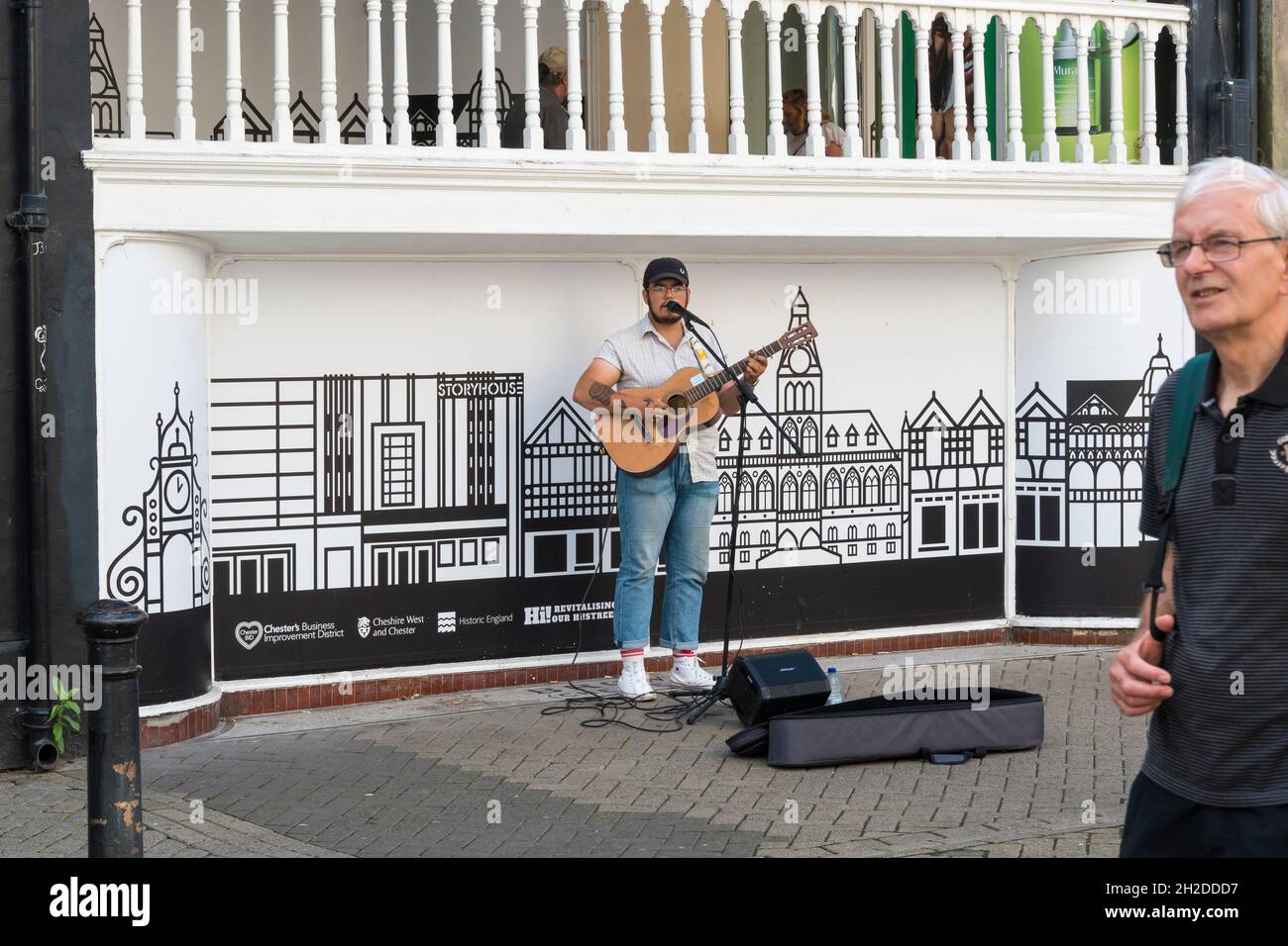 Busker jouant à Eastgate Street Chester City 2021 Banque D'Images