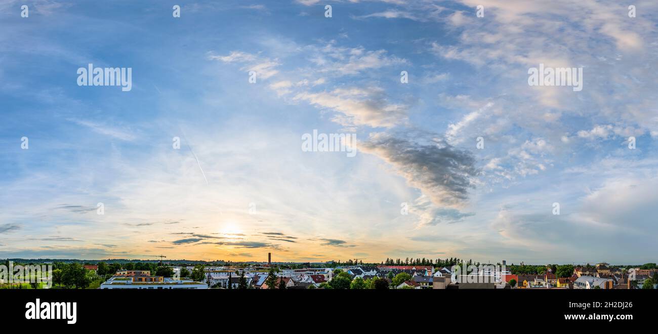 Ciel nocturne avec soleil bas sur une ville Banque D'Images