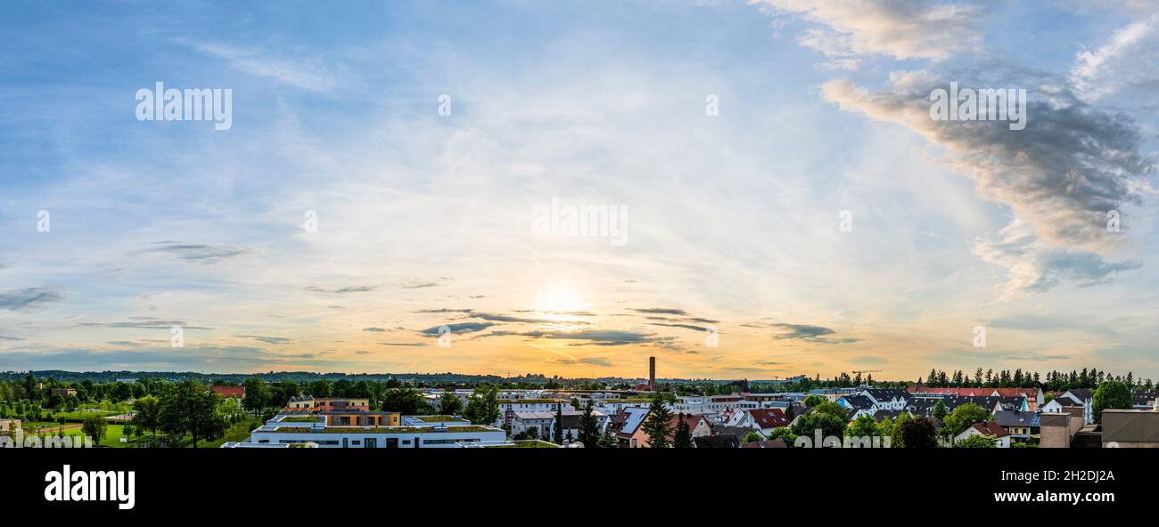Ciel nocturne avec soleil bas sur une ville Banque D'Images