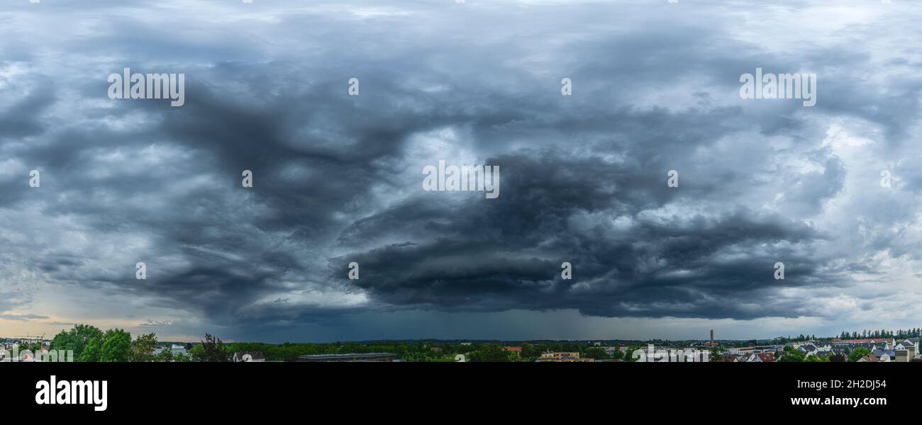 Tempête avec forte pluie et ciel nuageux sauvage Banque D'Images
