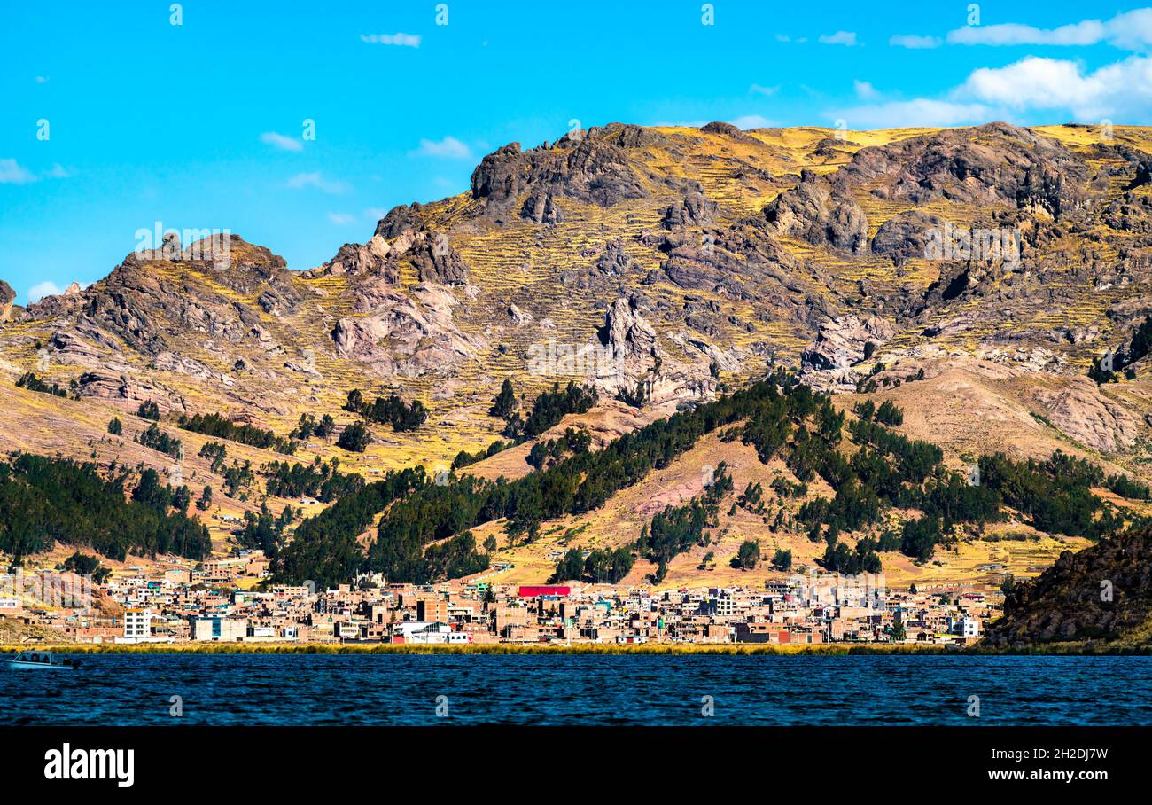 Vue sur Puno depuis le lac Titicaca au Pérou Banque D'Images