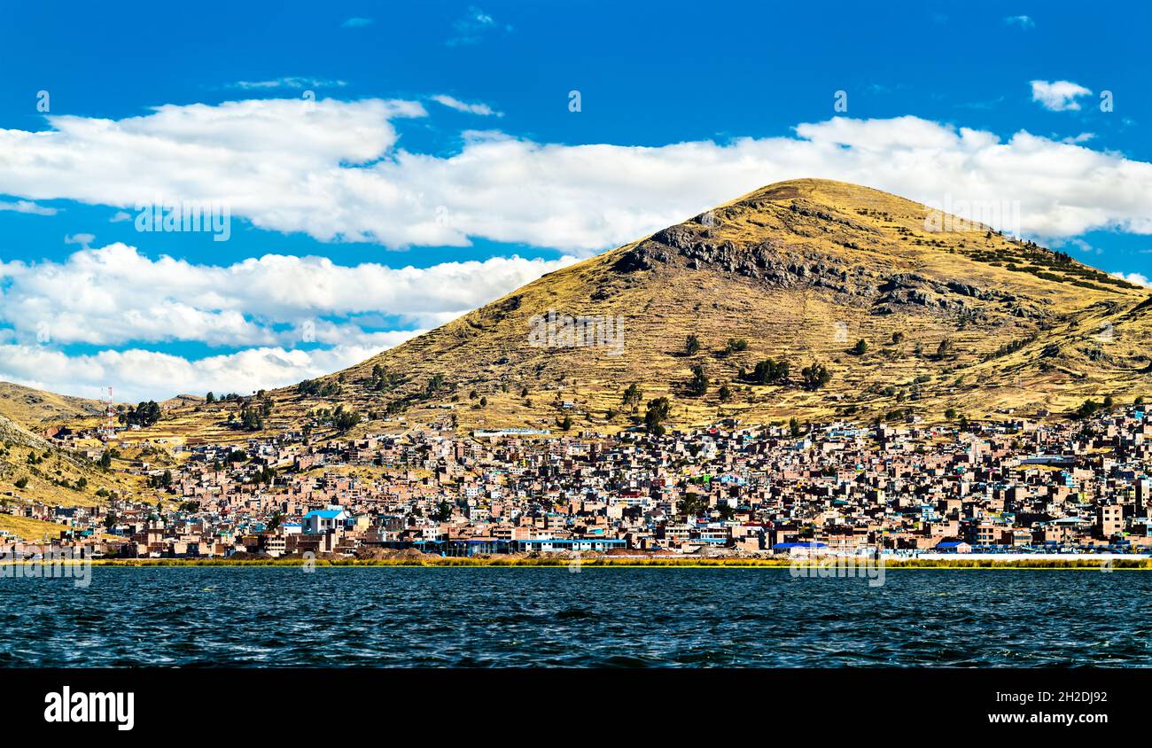 Vue sur Puno depuis le lac Titicaca au Pérou Banque D'Images