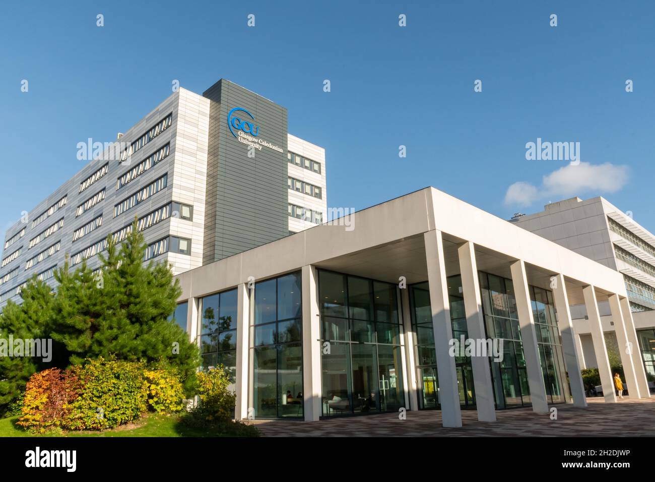 Une vue à angle bas donnant sur le bâtiment Hamish Wood de l'université Caledonian de Glasgow par une journée ensoleillée. Banque D'Images